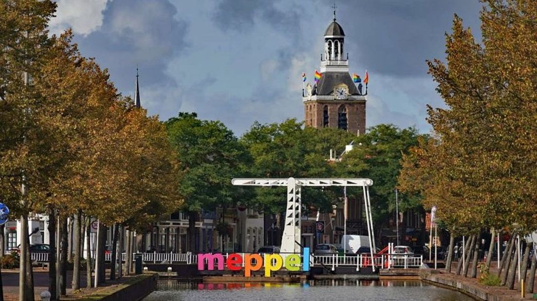 Meppel-letters teruggekeerd in regenboogkleuren