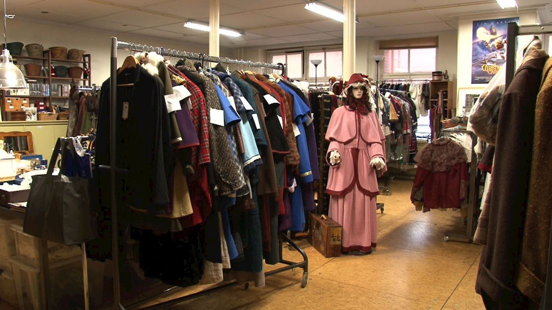In de voormalige vrouwengevangenis wordt nu al Dickens-kleding opgeslagen