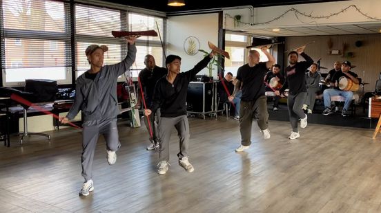 Traditie in beweging: met speren en schilden je voorouders eren