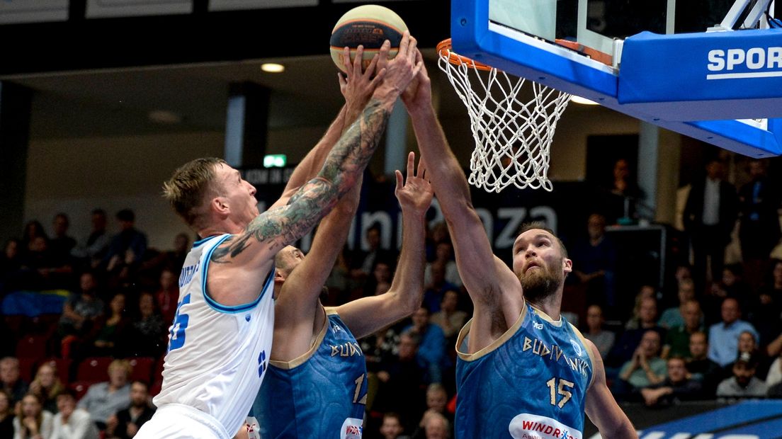 Donar-speler Artjoms Bukankovs tegen BC Budivelnyk in de Europe Cup