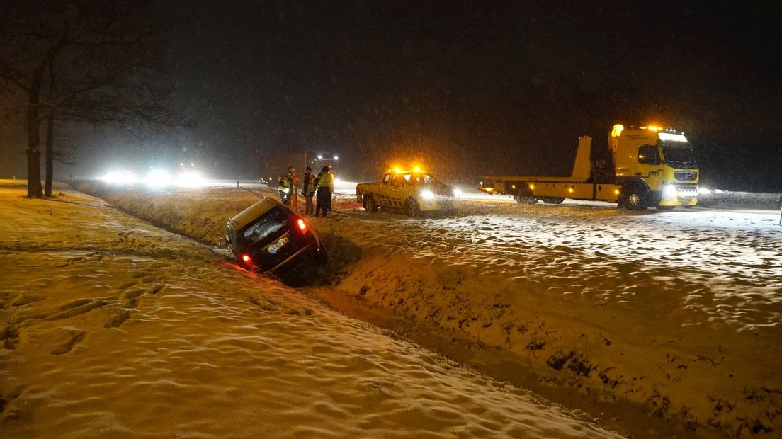 Op de A1 bij Bathmen is de auto van de weg geraakt