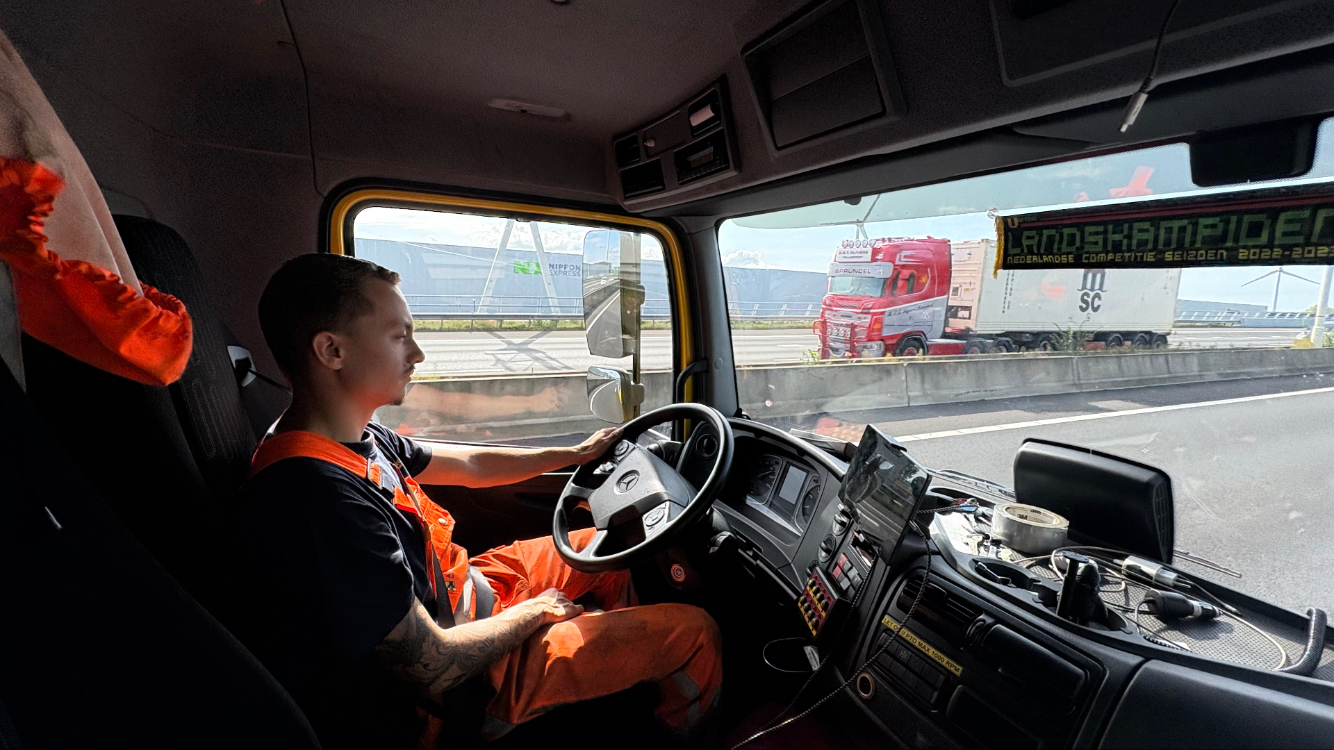 “Je leert de wagen goed kennen. Dit is mijn kantoor." - Bruce