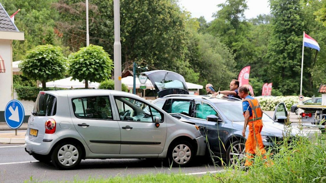 Twee gewonde en forse schade bij ongeluk tussen twee auto's De Lutte