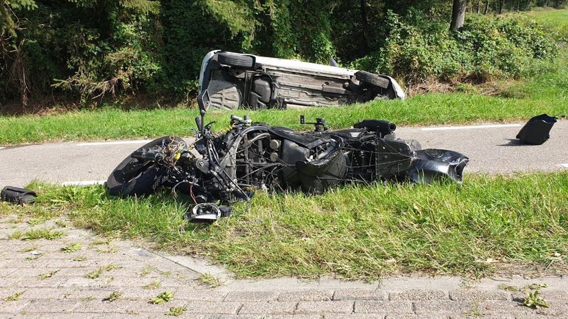 Twee gewonden bij aanrijding tussen motor en auto in Hengelo