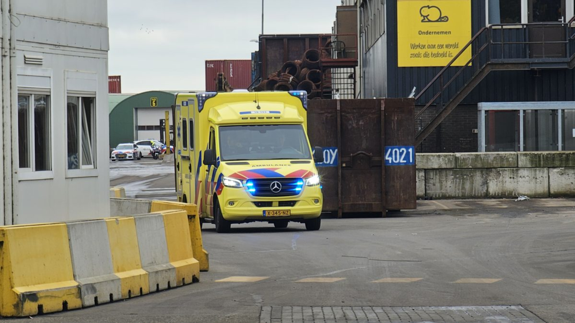 Bij een recyclingbedrijf aan de Van Leeuwenhoekweg in Dordrecht is donderdagochtend een man gewond geraakt.