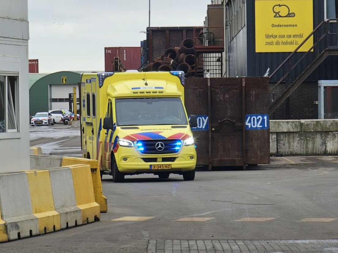 Bij een recyclingbedrijf aan de Van Leeuwenhoekweg in Dordrecht is donderdagochtend een man gewond geraakt.
