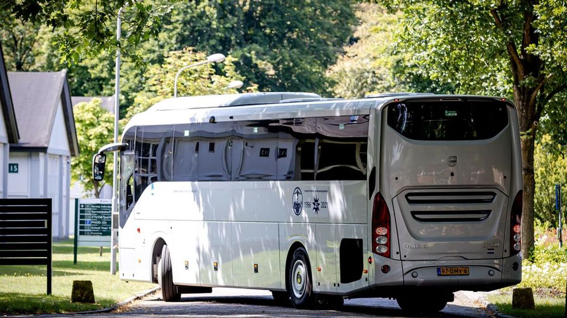 Een bus met Afghaanse vluchtelingen komt aan bij legerplaats Harskamp.