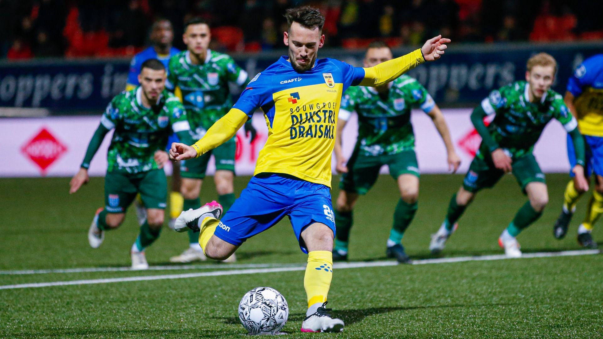 Robin Maulun legt aan voor de 1-2