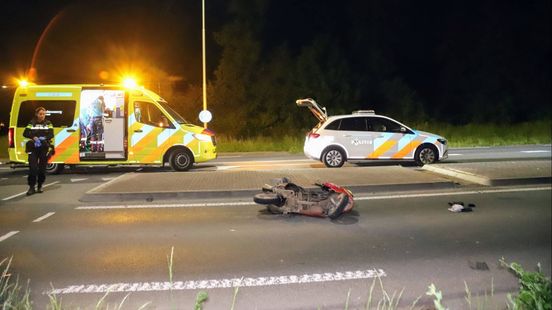 Automobilist laat scooterrijder zwaargewond achter na botsing. Automobilist laat scooterrijder zwaargewond achter na botsing.