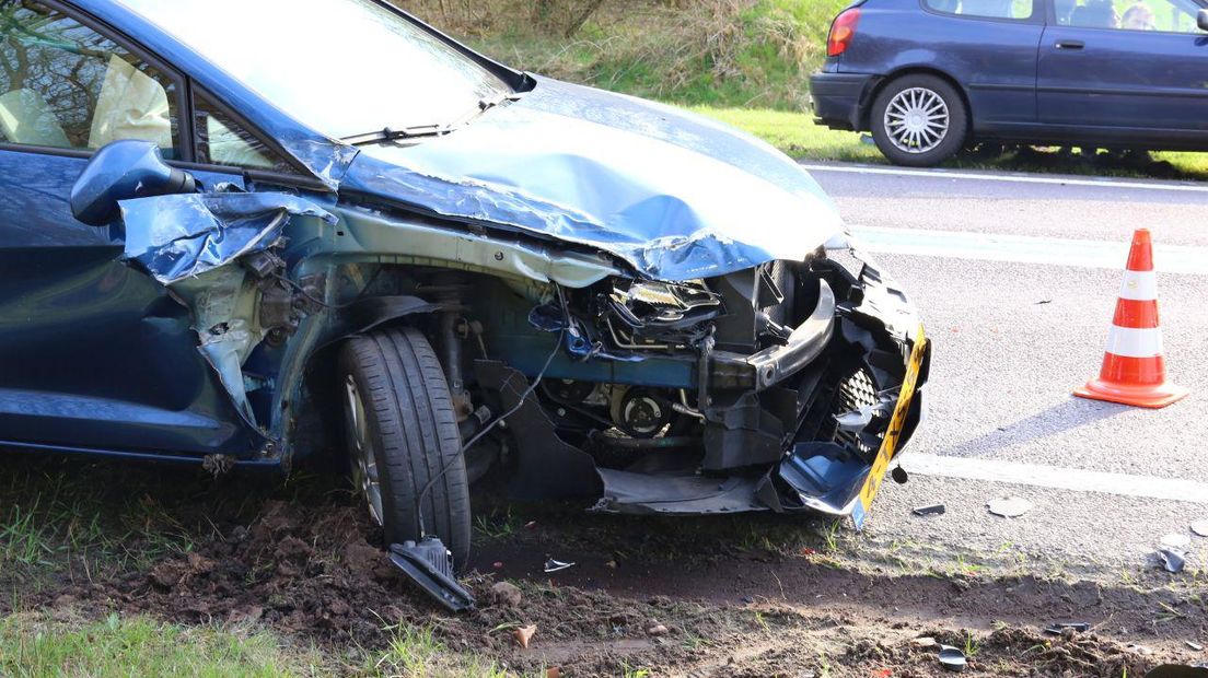 Op de N34 vond een ongeluk plaats. Er was vooral veel blikschade (Rechten: Van Oost Media)