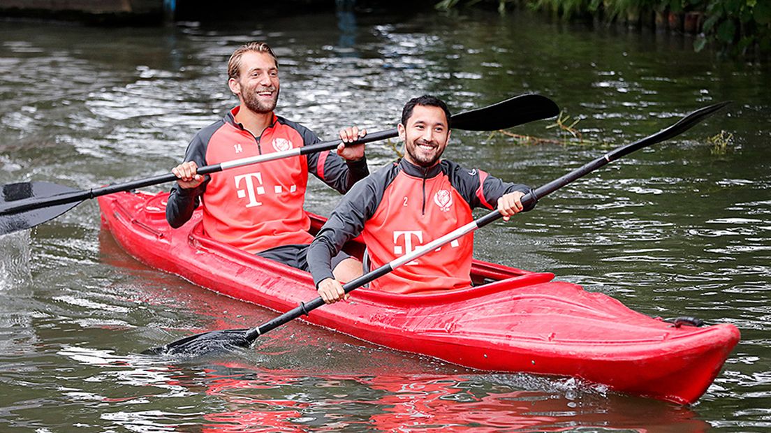 Aanvoerder Willem Janssen en Mark van der Maarel samen de boot in.