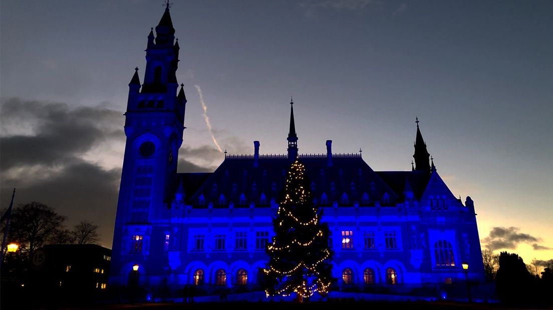 Wie maandag langs het Vredespaleis loopt zal verrast opkijken, is sinds deze middag blauw uitgelicht. Op 10 december 1948 werd de Universele Verklaring van de Rechten van de Mens vastgesteld. Vandaag op International Human Rights Day bestaat die verklaring zeventig jaar.