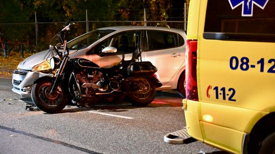 Stroop en frituurvet op de weg na ongeluk | Motorrijder gewond bij aanrijding Leerdam. Stroop en frituurvet op de weg na ongeluk | Motorrijder gewond bij aanrijding Leerdam.