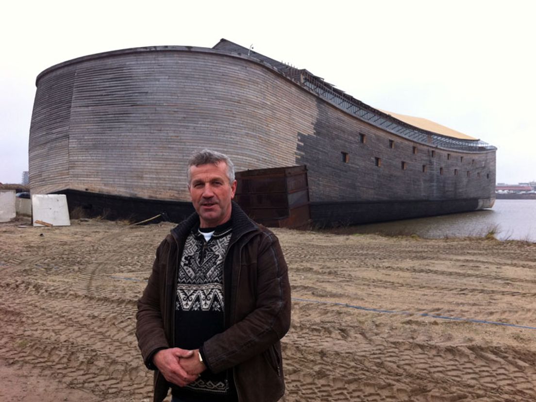 Evangelist Johan Huibers voor de Ark, nu nog op zijn oude plek bij de Staddswerven in Dordrecht