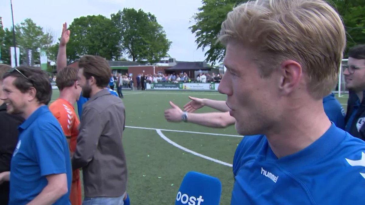 Bentelo-aanvoerder Brent Schutte viert de titel van zijn ploeg