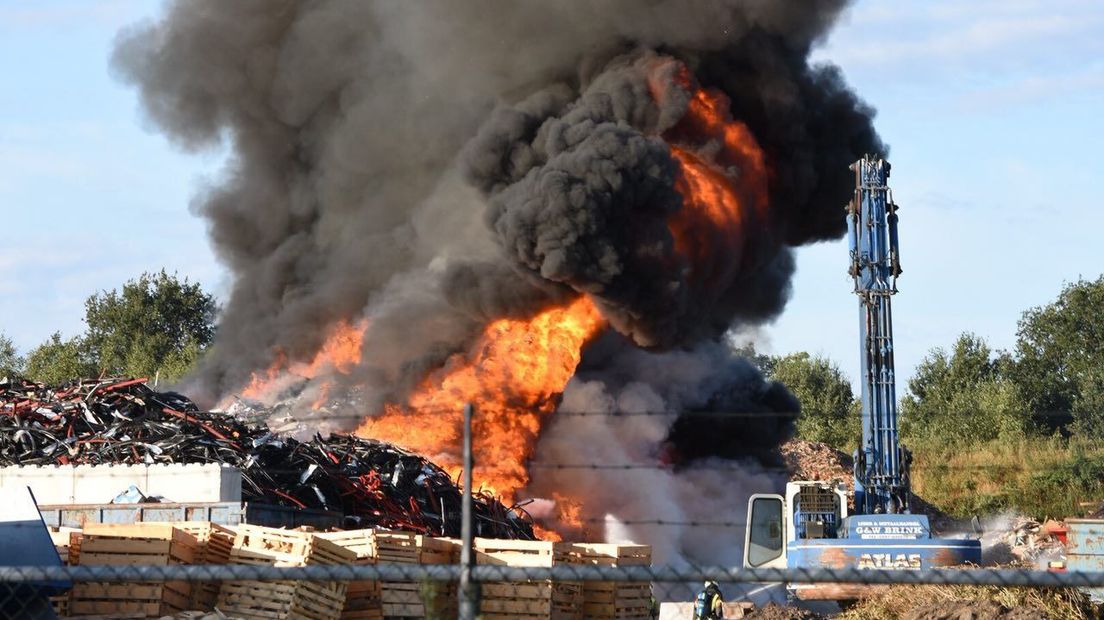 In 2018 brak brand uit bij een recyclingbedrijf in Nieuw-Dordrecht (Rechten: De Vries Media)