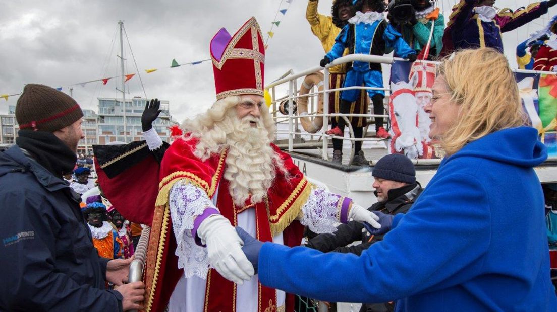 Sinterklaas begroet de burgemeester aan wal tijdens de intocht in 2017