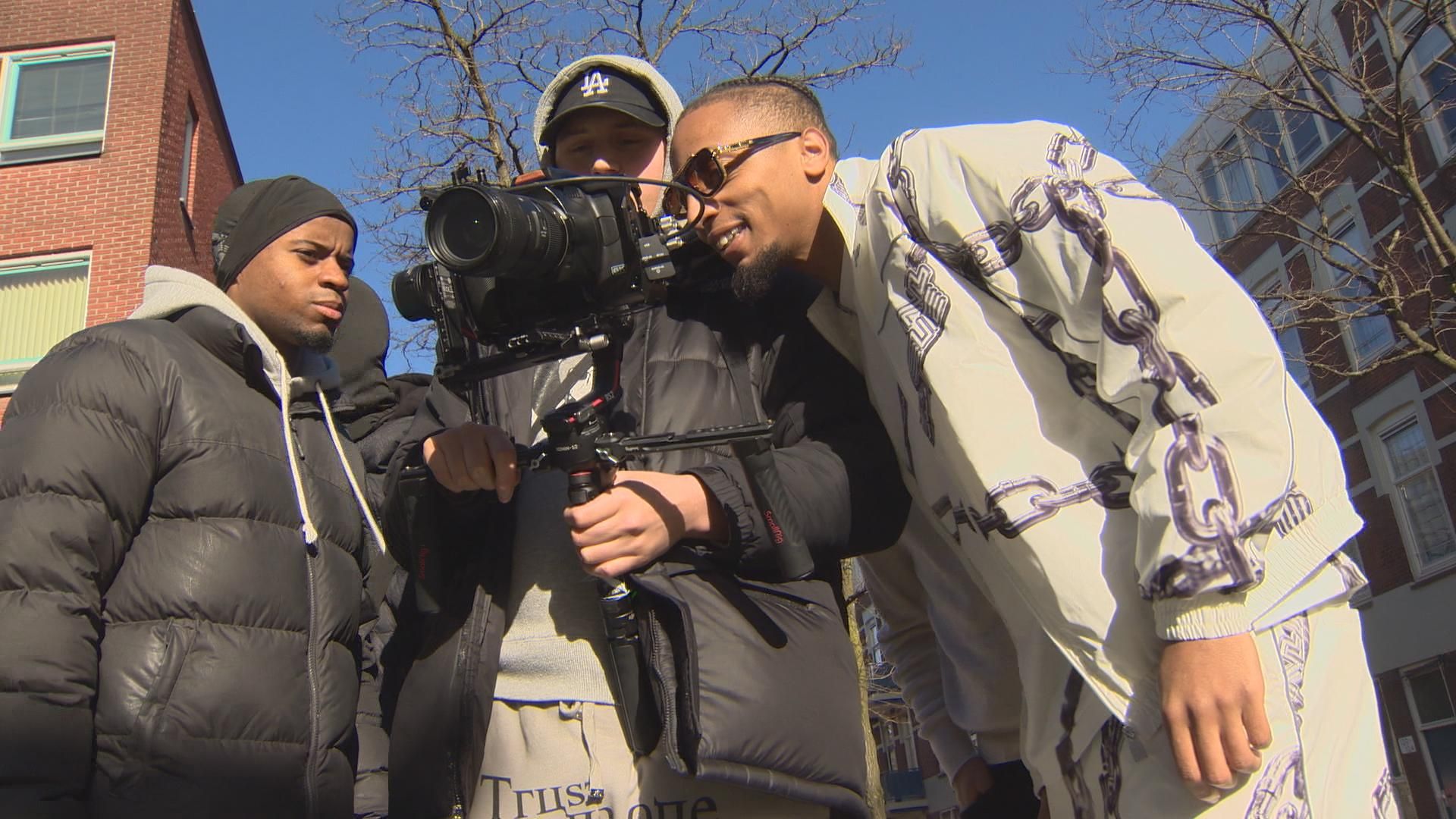 VIDEO: Emms (Broederliefde) over opgroeien in Rotterdam-West en zijn ...