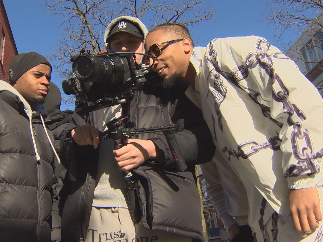 VIDEO: Emms (Broederliefde) over opgroeien in Rotterdam-West en zijn ...