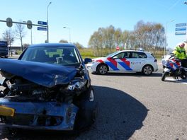 Auto's flink beschadigd bij botsing in Hoogeveen