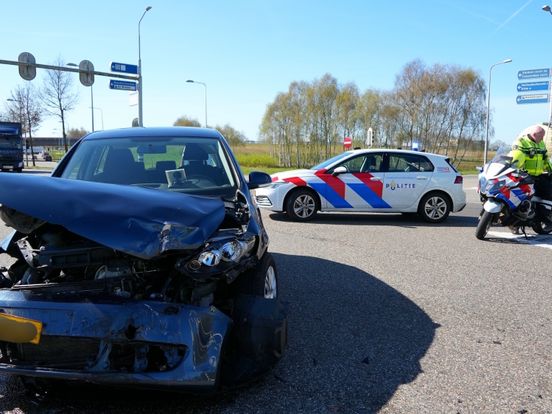 Auto's flink beschadigd bij botsing in Hoogeveen