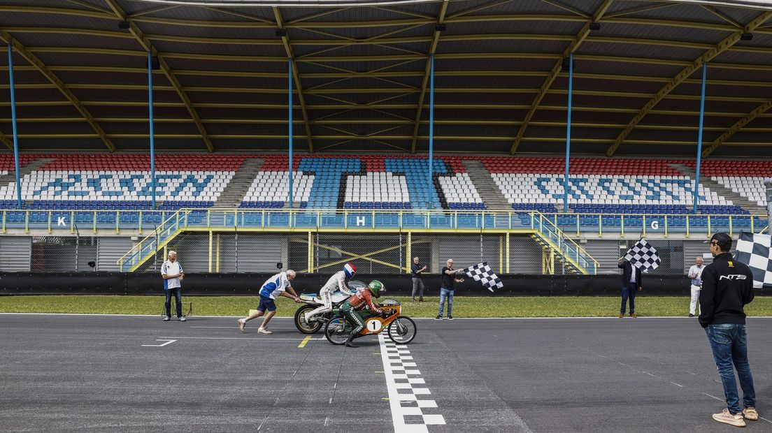 Jan de Vries en Wil Hartog tijdens de viering van de 95e verjaardag van de TT in 2020