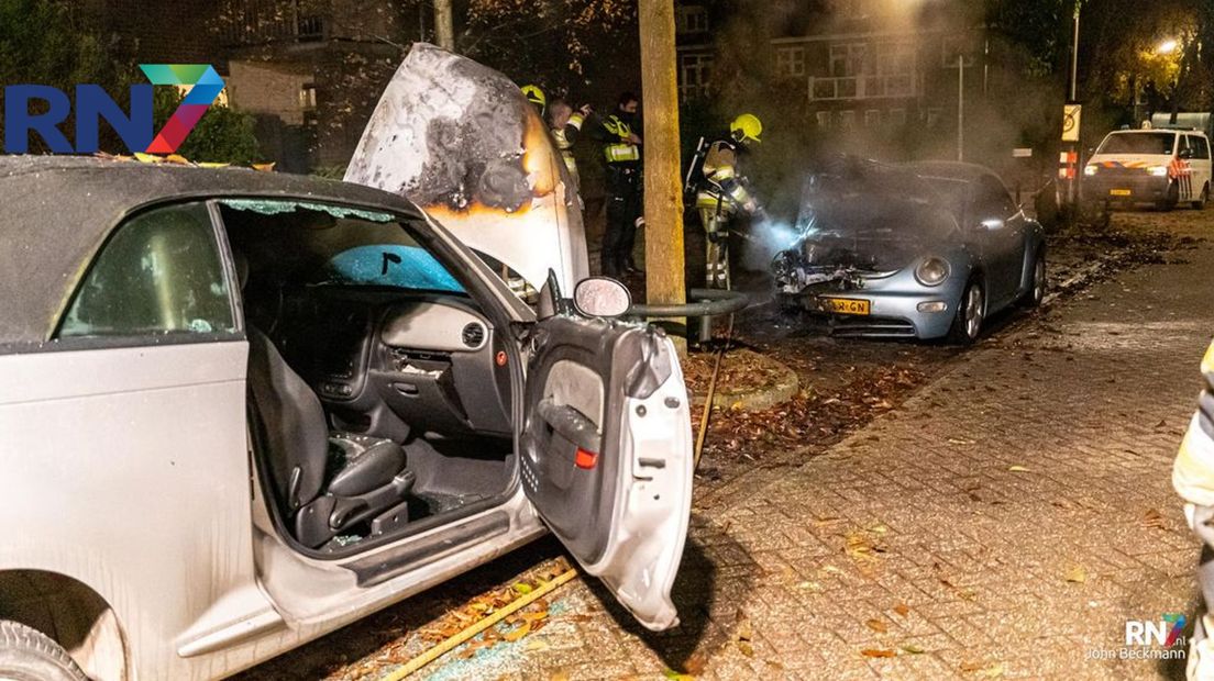 De brandweer controleert of er nog ergens vlammen zijn.