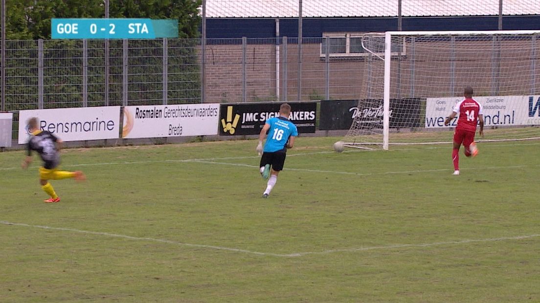Ferdi ter Avest van Stapthorst schiet de bal via het zijnet in het doel van GOES