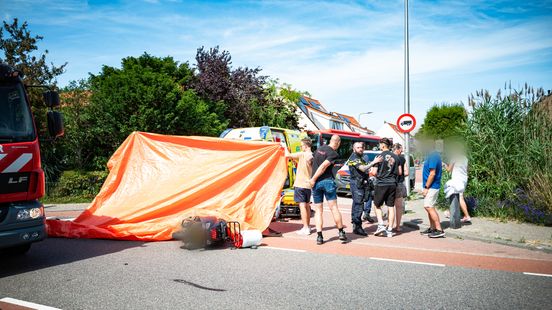 Scooterrijder gewond na botsing met auto | Fatbiker aangereden door vrachtwagen. Scooterrijder gewond na botsing met auto | Fatbiker aangereden door vrachtwagen.