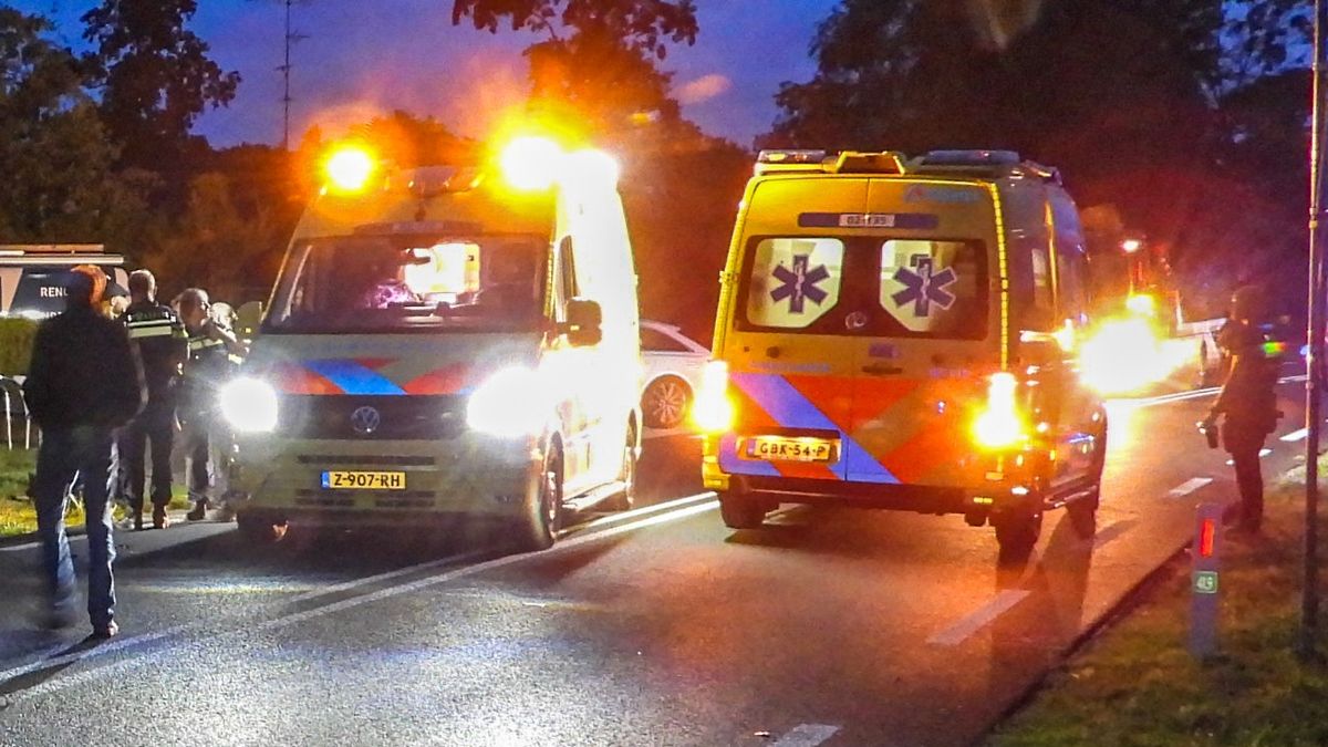 Auto belandt op paaltje in Wolvega