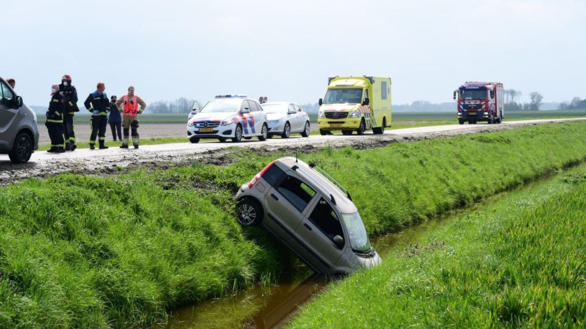 Auto met kinderen te water bij Nieuwolda