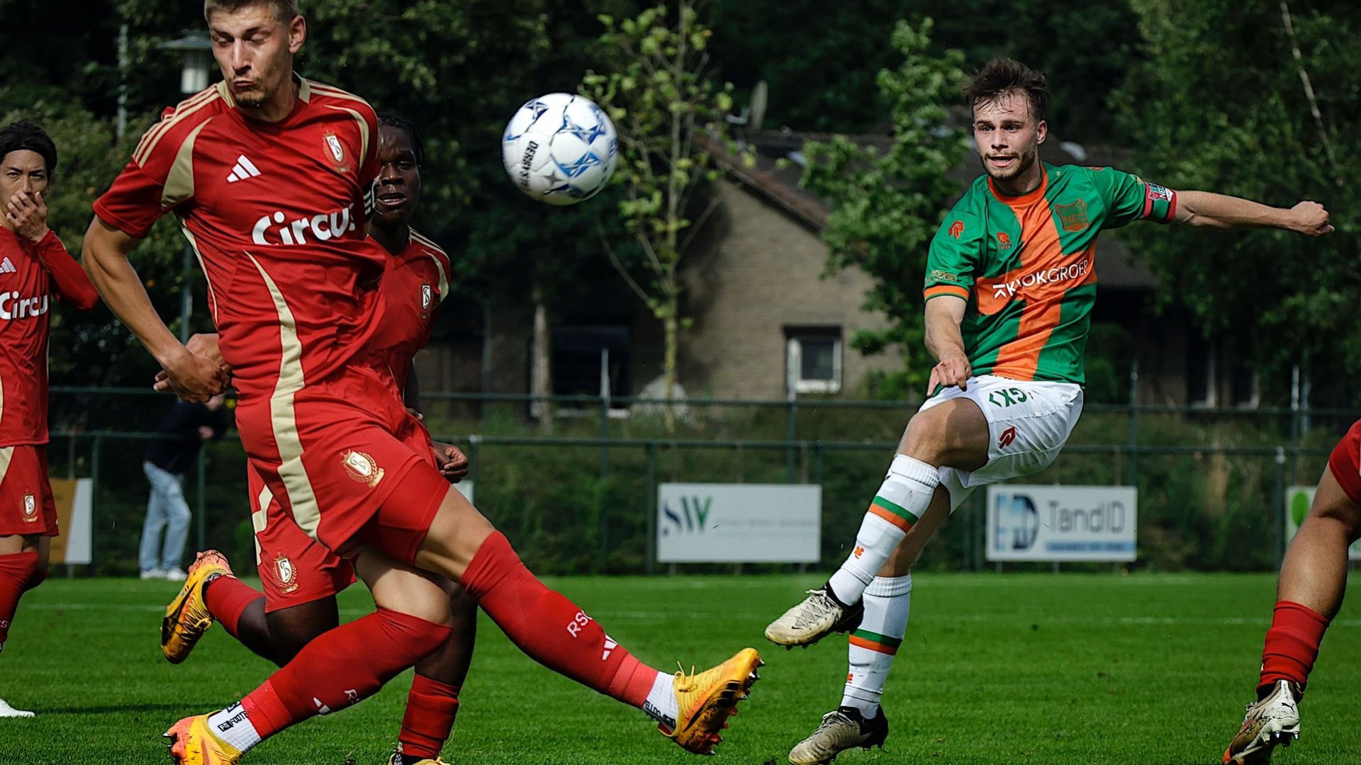 NEC in schril contrast met Vitesse: 'Ik ben tevreden, alles is rustig'