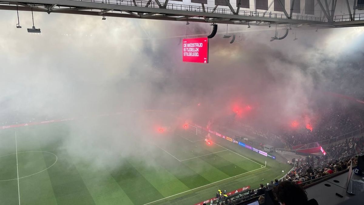 Ajax - FC Groningen definitief gestaakt vanwege hevig vuurwerk (update)