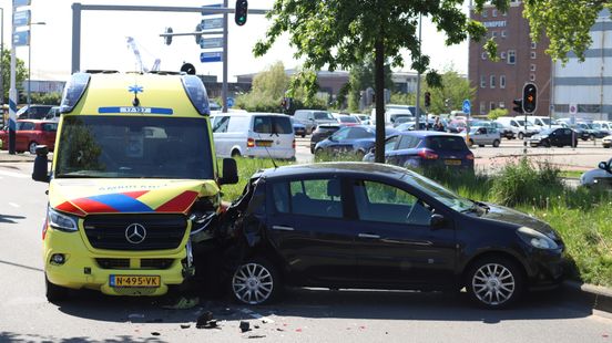 Ambulance komt tijdens spoedrit in botsing met personenauto. Ambulance komt tijdens spoedrit in botsing met personenauto.