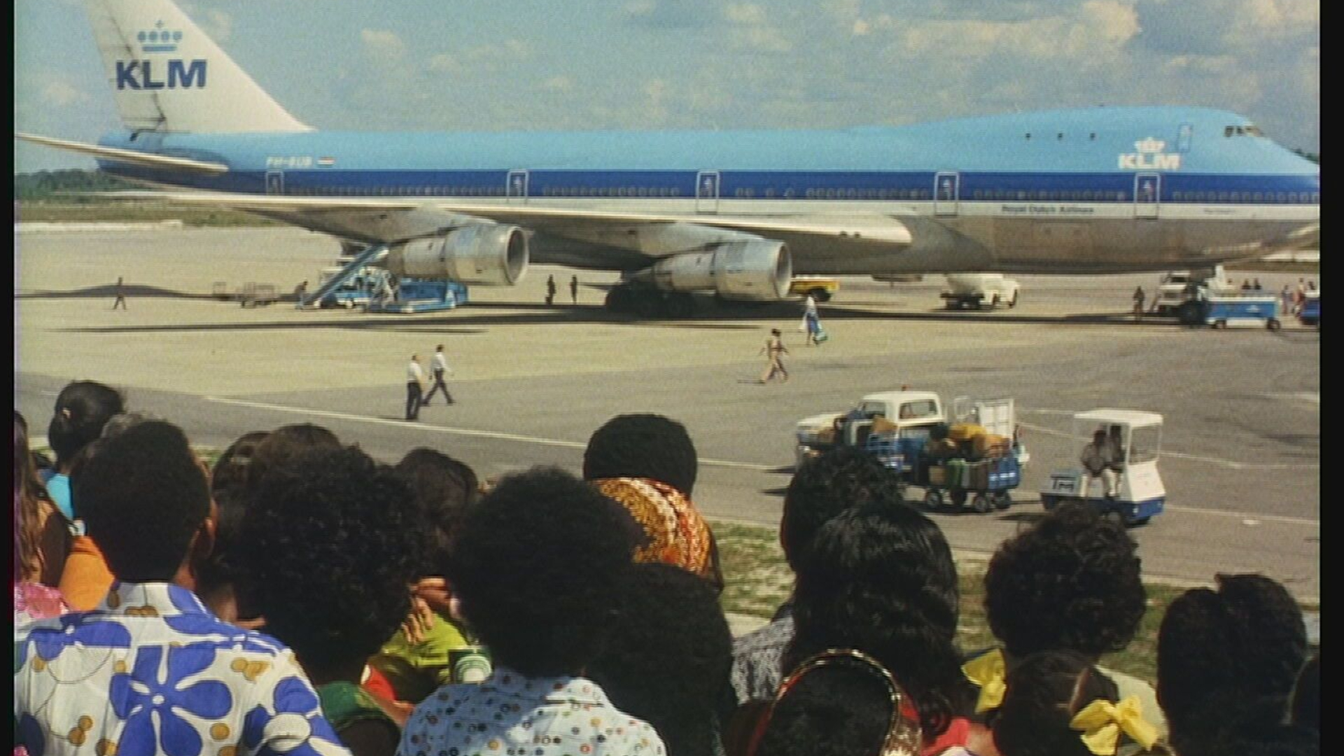 Een vliegtuig uit Suriname landt in 1975 op Schiphol