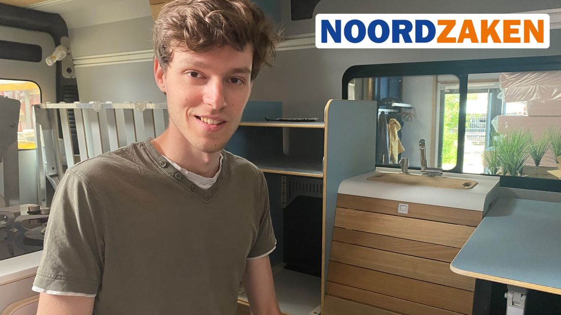 Ondernemer Jorn Hofman in een modulair opgebouwde camper van hem