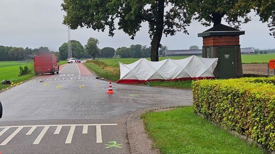 Fietser overlijdt na botsing met bedrijfsbus. Fietser overlijdt na botsing met bedrijfsbus.