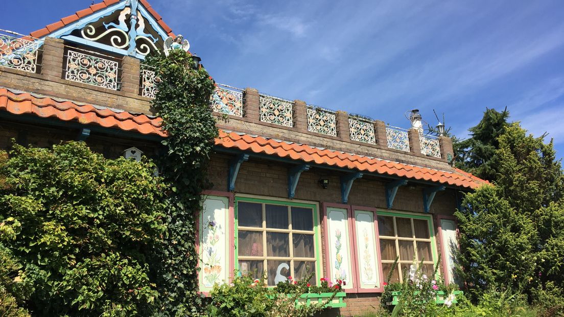 Het sprookjeshuis vanaf de zijkant.