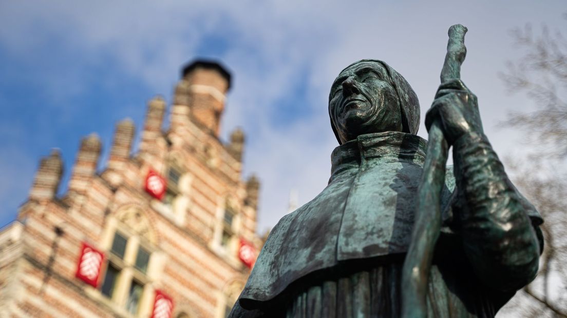 Het standbeeld van paus Adrianus naast het Paushuize op de Kromme Nieuwegracht