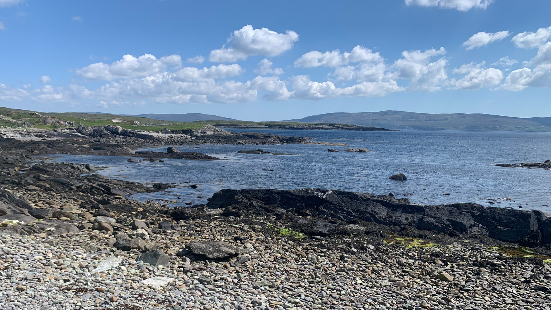Natuer oan de kust fan it skiereilân Beara yn Súd-Ierlân
