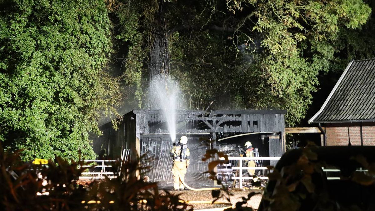 112 Nieuws: Schuur van sterrenrestaurant in De Lutte verwoest door brand