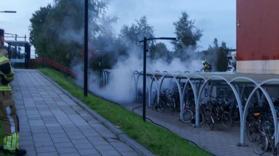 112 Nieuws: Tiental fietsen in vlammen op bij treinstation | Fietser aangereden op afrit N36. 112 Nieuws: Tiental fietsen in vlammen op bij treinstation | Fietser aangereden op afrit N36.