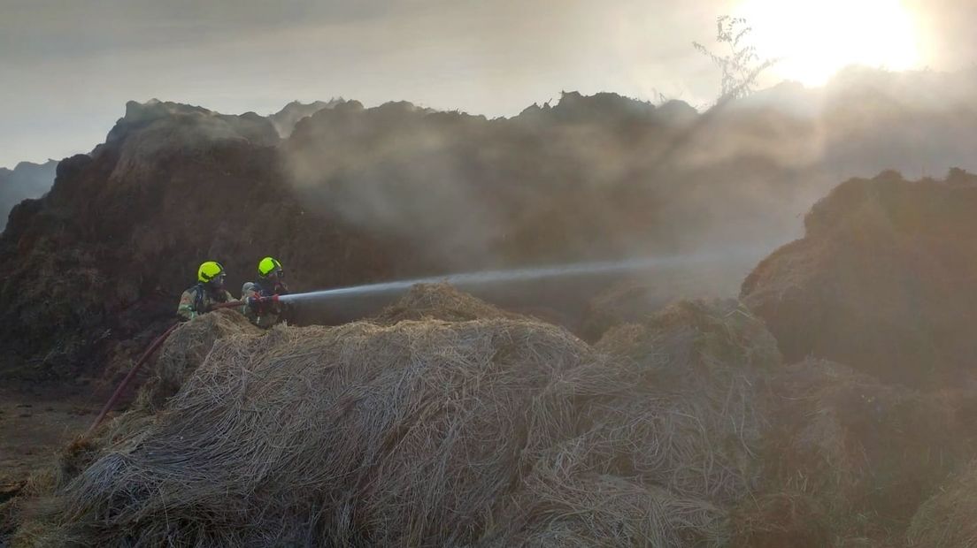 De brandweer moest opnieuw uitrukken toen het vuur opnieuw oplaaide