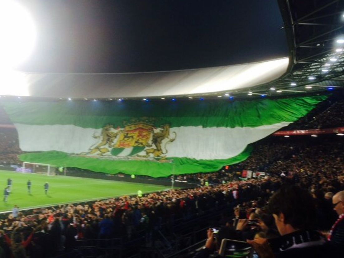 Vleesverwerkers op de foto met mega-spandoek Feyenoord