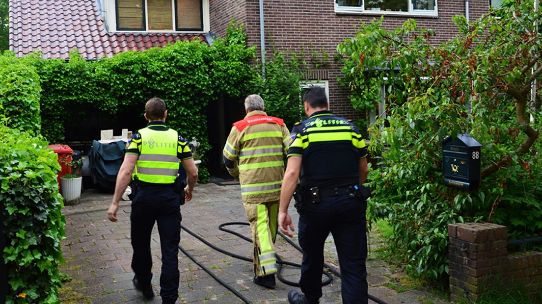 De brandweer bij de woning in Soest.