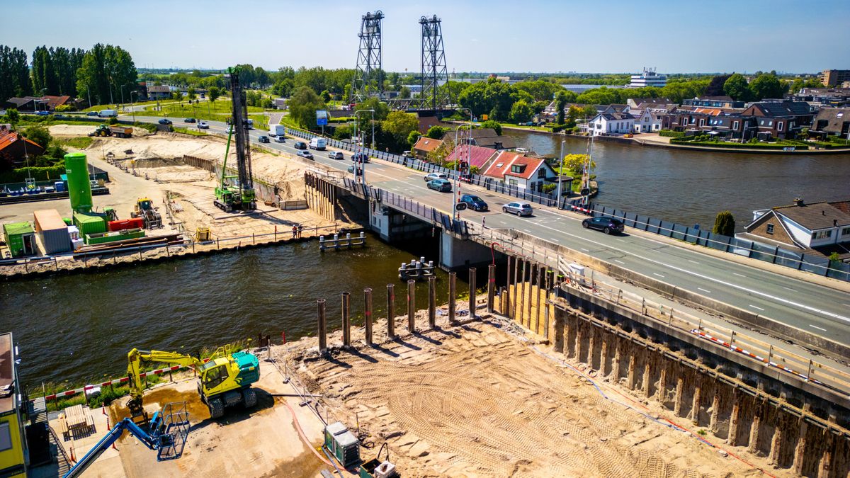 Asfalt verzakt bij aanleg nieuwe brug, rijstrook provinciale weg voorlopig dicht