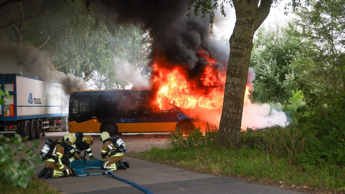 Bestuurder van scooter gewond na aanrijding in Leeuwarden | Felle brand in bus van Qbuzz bij Pieters
