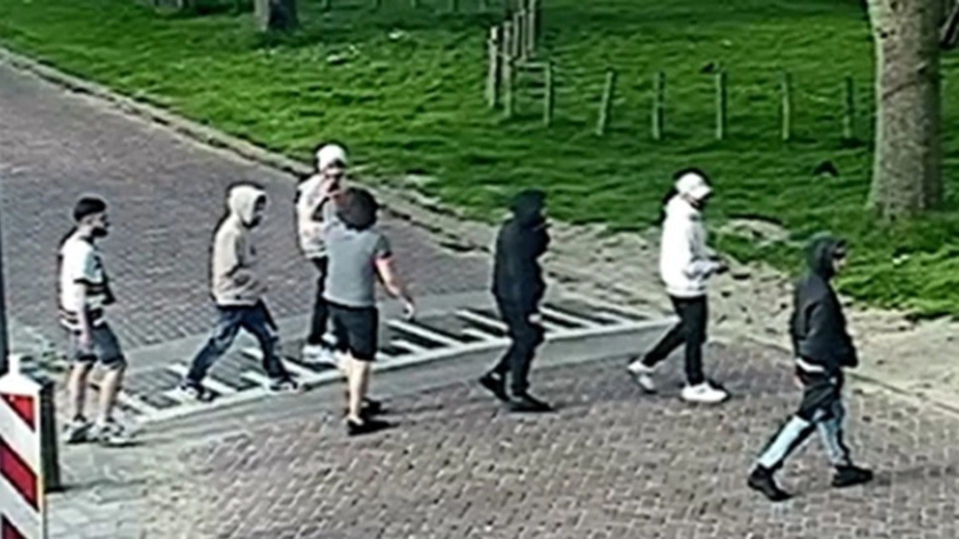 Negen Mannen Gezocht Na Schietincident Vlissingen, Herkenbare Beelden ...