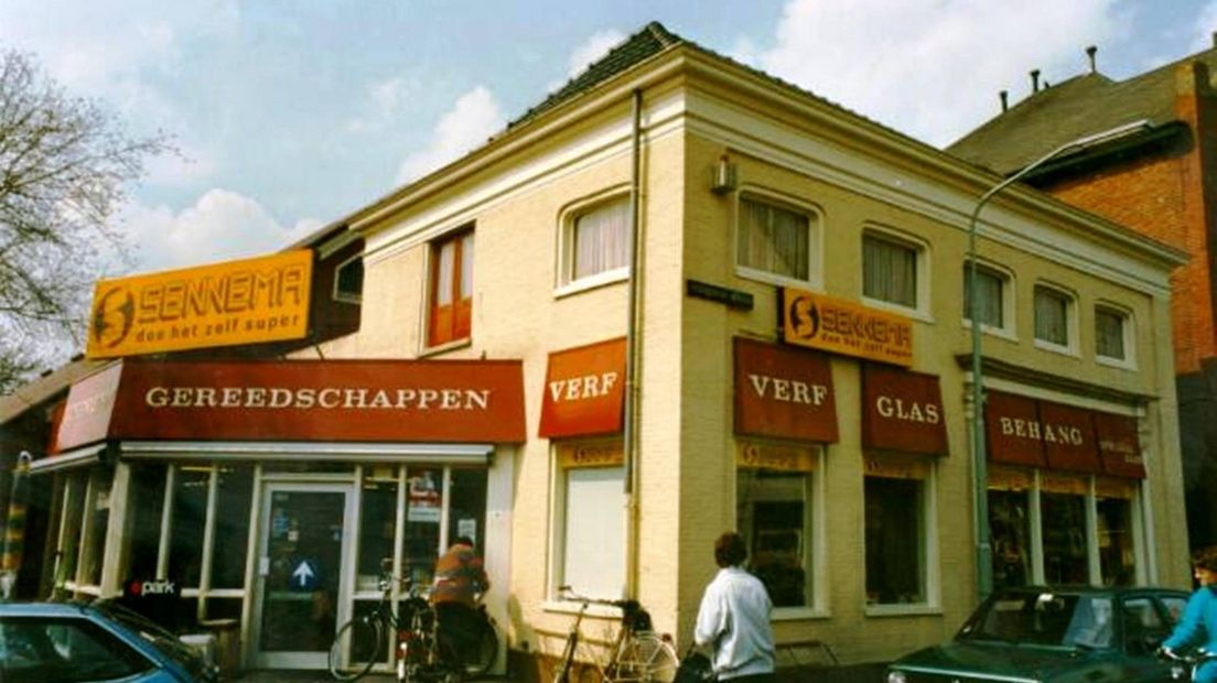 Het pand van bouwmarkt Sennema dat in 2003 wordt gesloopt