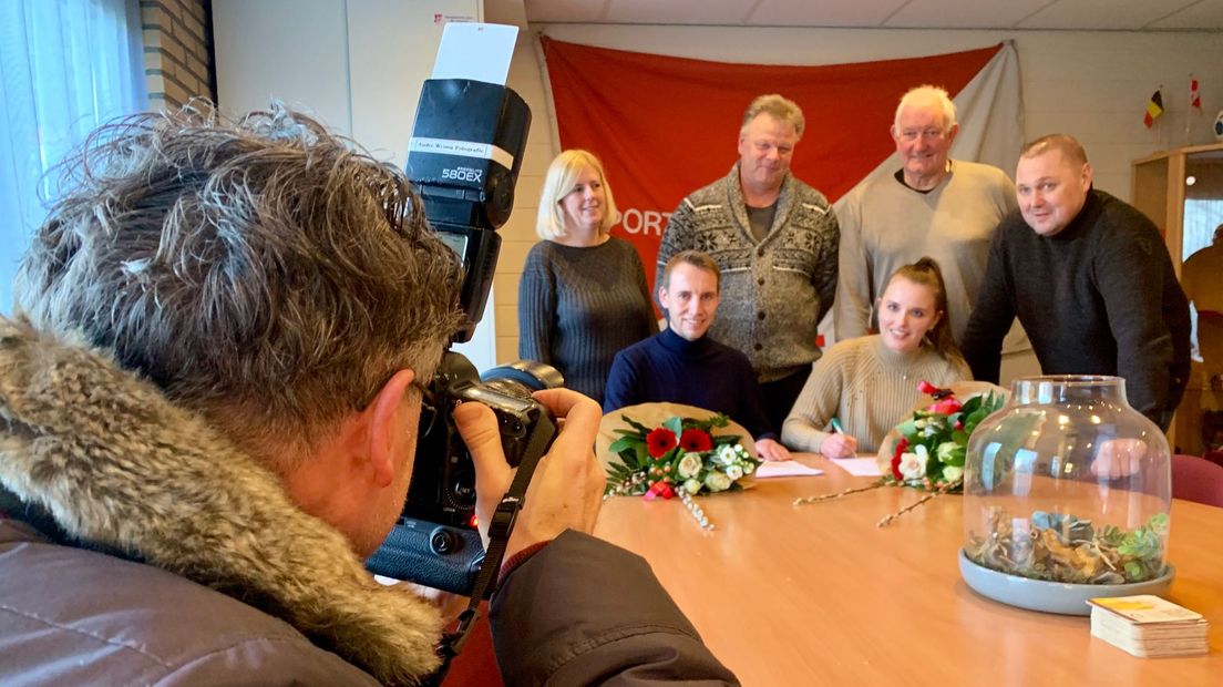 Hoofdtrainer Sikkes (links) en verzorgster Tamara Hiddes tekenen de contracten met SC Elim (Rechten: RTV Drenthe / Stijn Steenhuis)